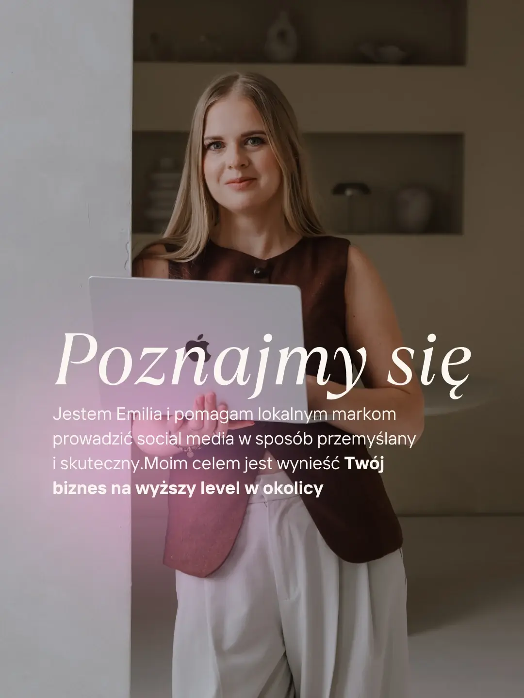 Post „Poznajmy się”: Emilia z laptopem i krótki opis wsparcia lokalnych marek w social mediach